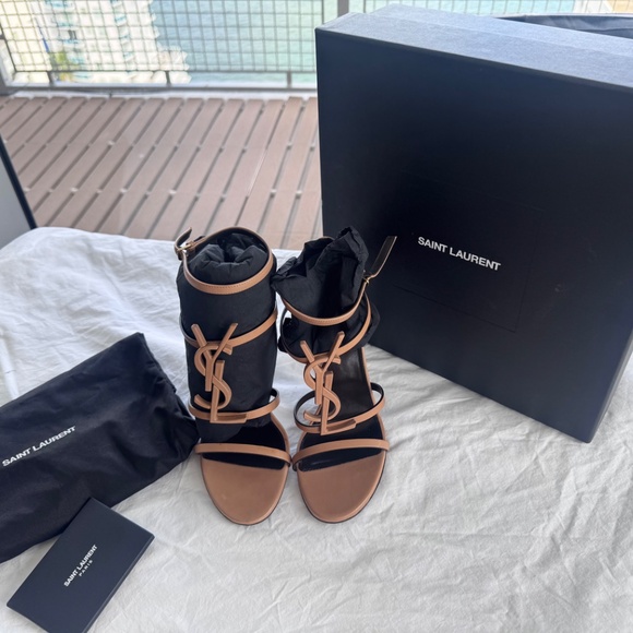 Saint Laurent Cassandra YSL Medallion Stiletto - Picture 3 of 9